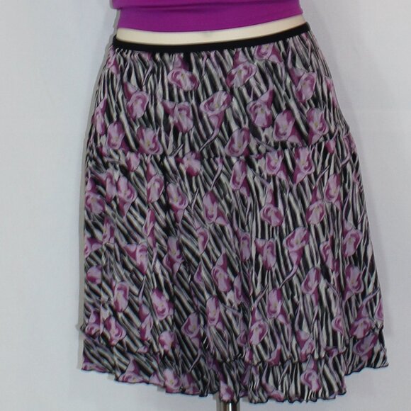 Diane von Furstenberg Silk Flouncy Floral Purples, Blacks White Skirt size 10 - Picture 6 of 6